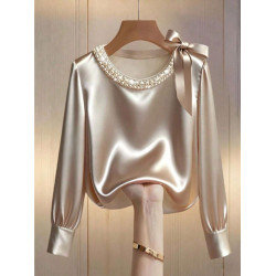 بلوزة ساتان مرصعة باللولي مع فيونكة جانبية انيقة